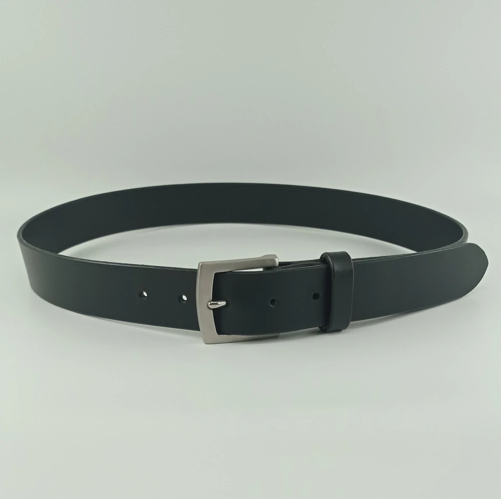 Černý kožený opasek s nerezovou přezkou