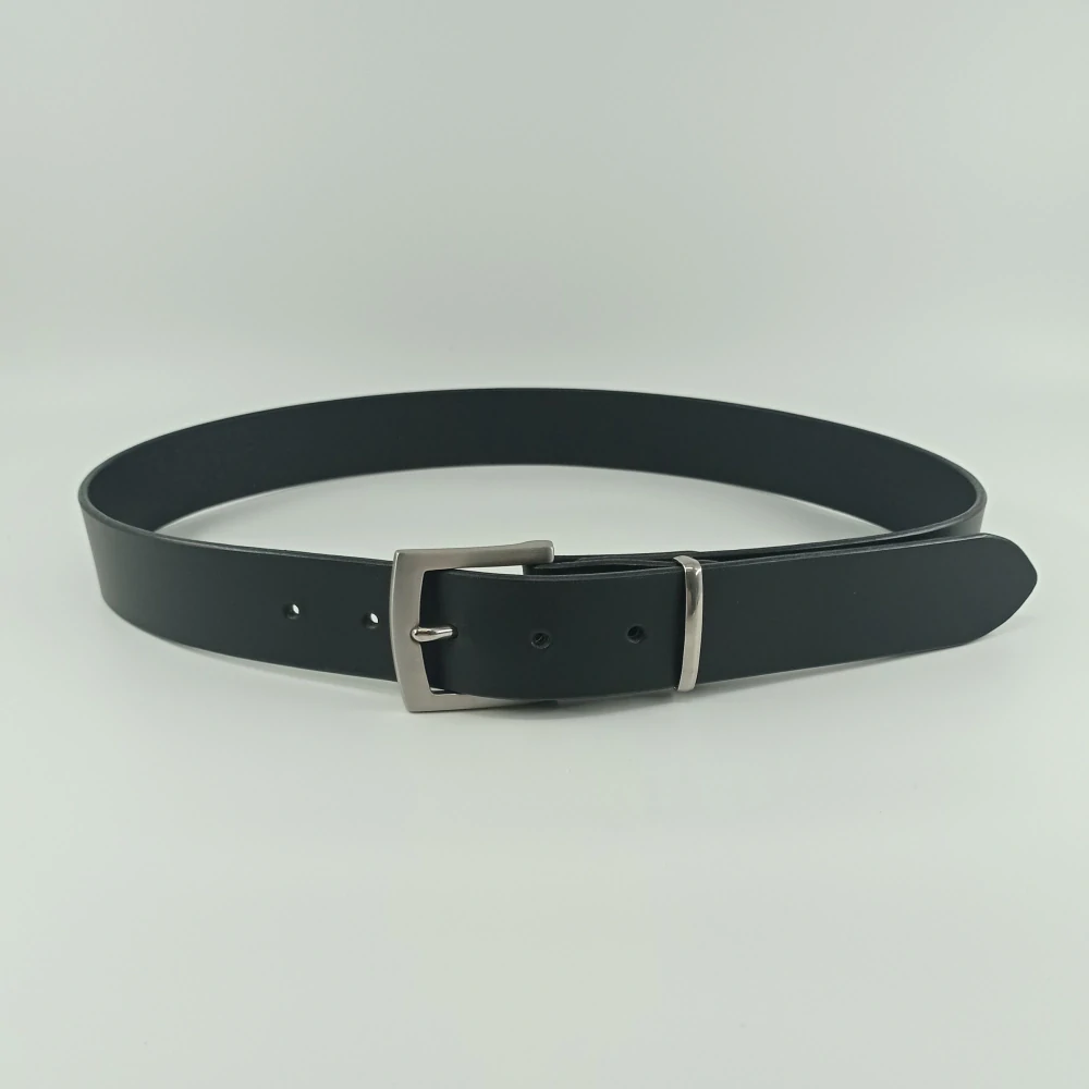 Černý kožený opasek s nerezovou přezkou