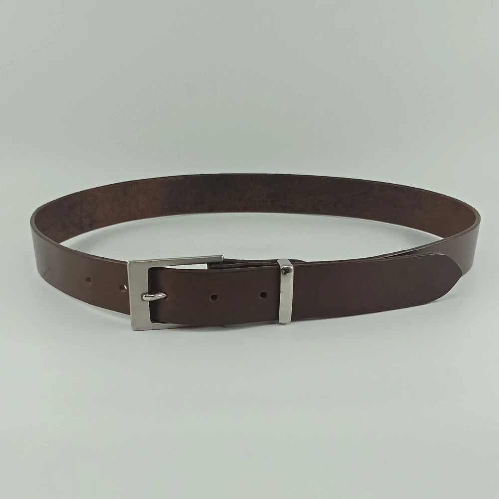Hnědý kožený opasek s nerezovou přezkou