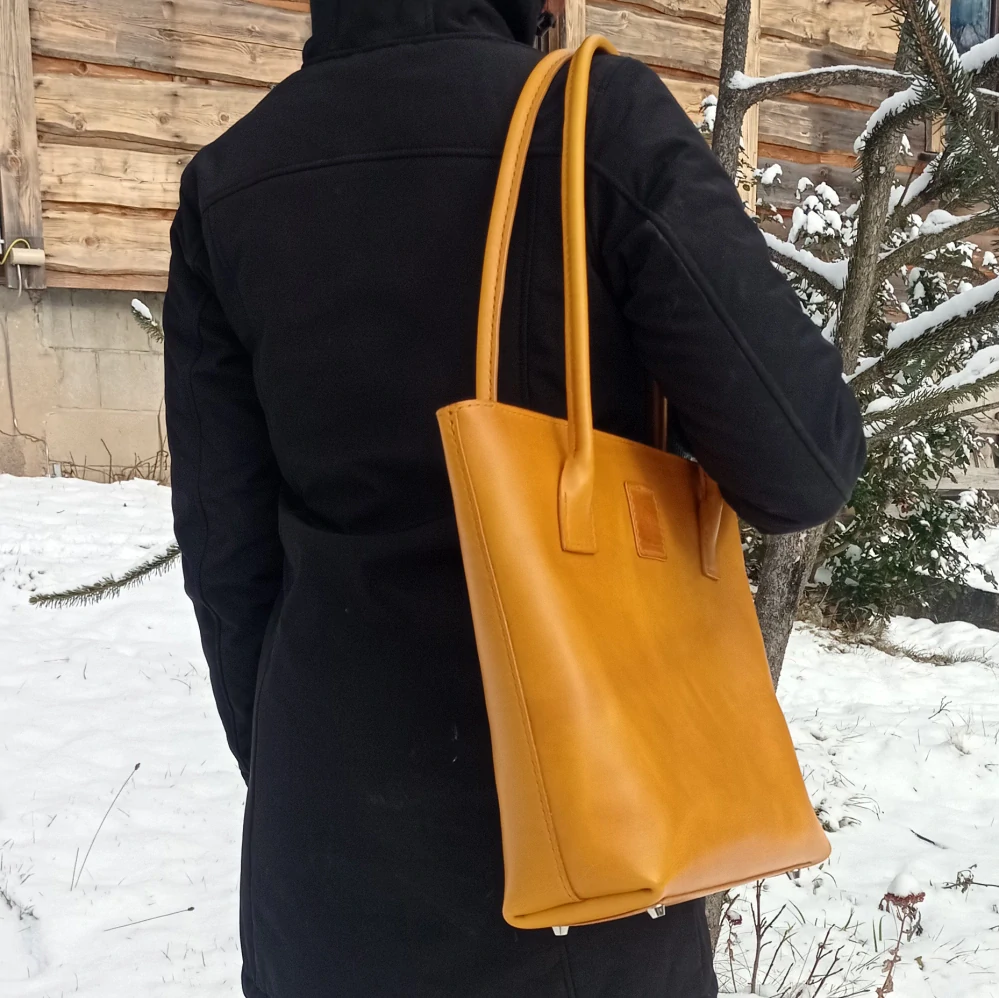 Kožená kabelka Birgit V hořčicová