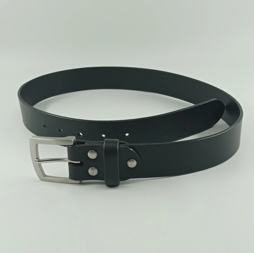 Černý kožený opasek s nerezovou přezkou