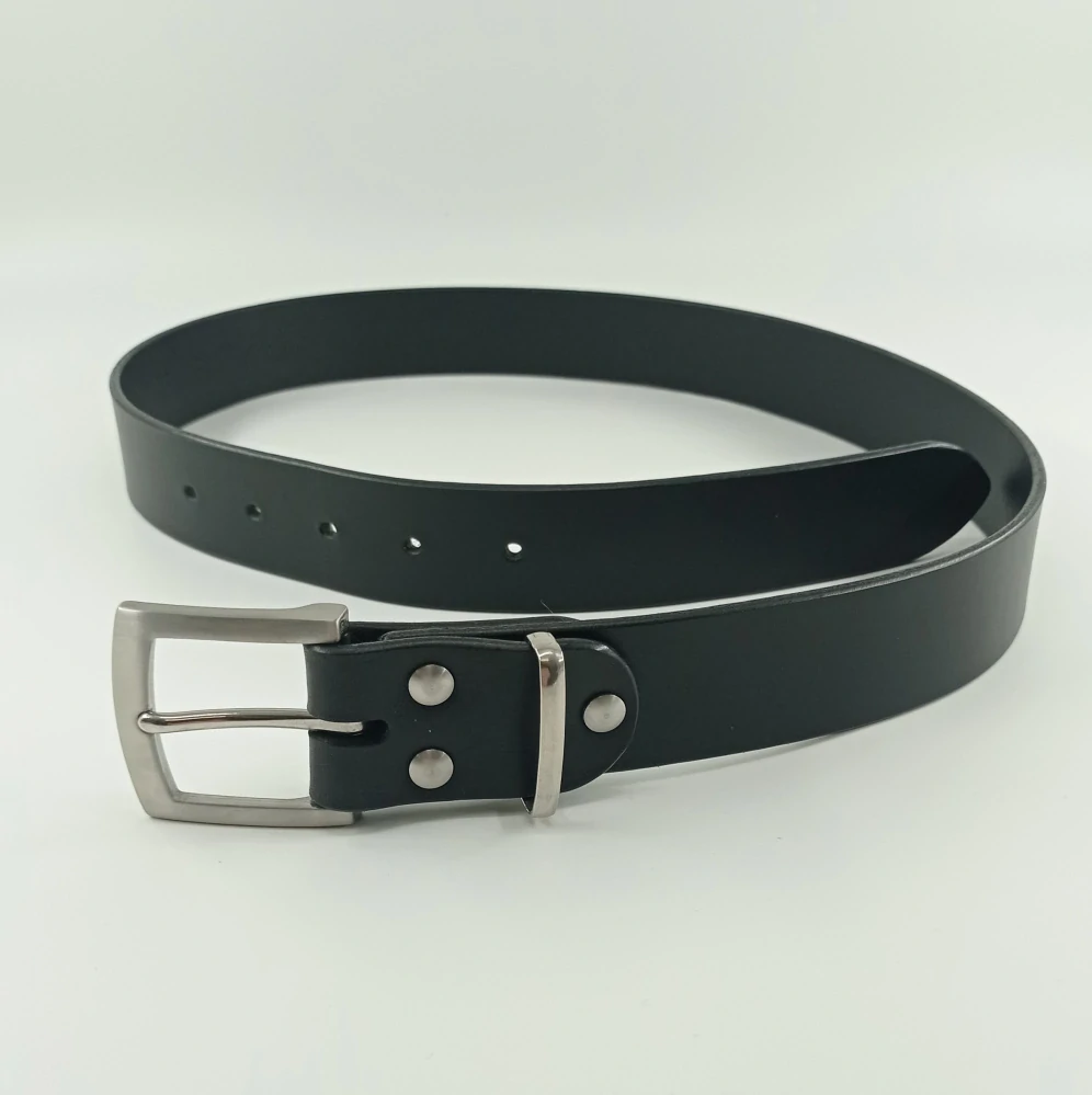 Černý kožený opasek s nerezovou přezkou