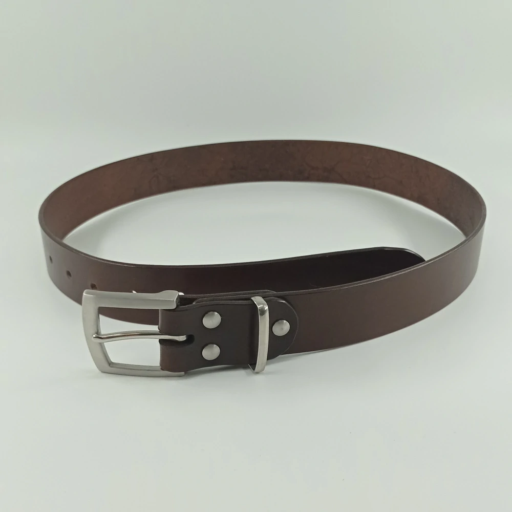 Hnědý kožený opasek s nerezovou přezkou