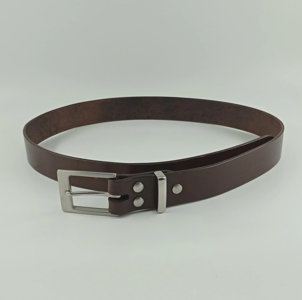 Hnědý kožený opasek s nerezovou přezkou