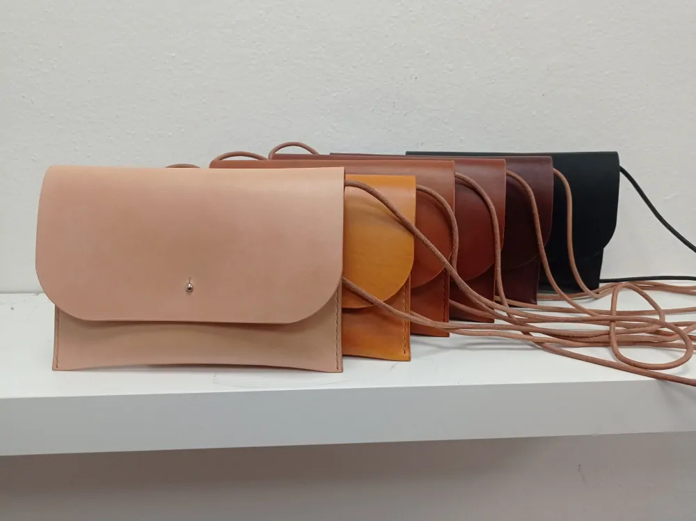 Kožené psaníčko Pia hořčicové