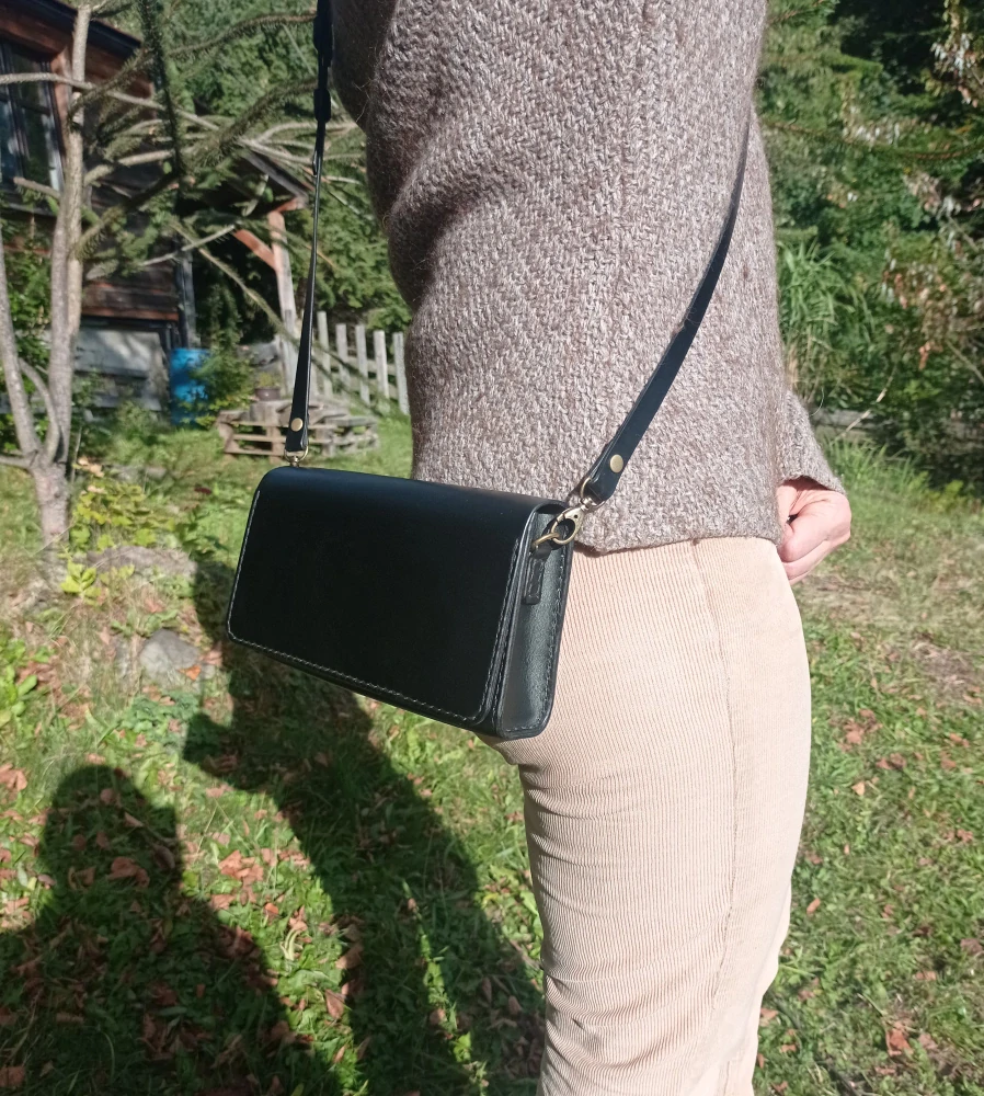 Kožené psaníčko Ebba černé