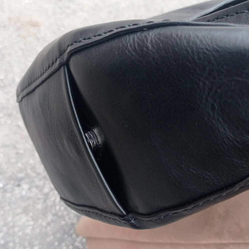 Kožená kabelka Gondola - tamponovaná černá