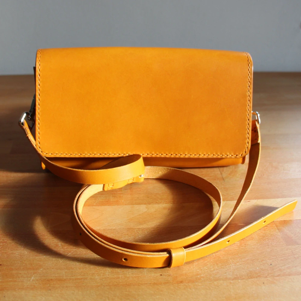 Kožené psaníčko Ebba hořčicové