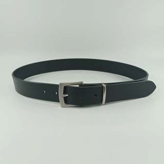 Černý kožený opasek s nerezovou přezkou